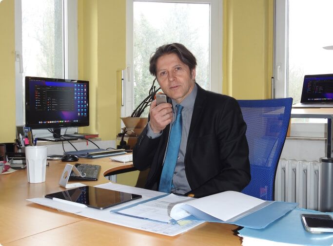 Fitzer am Schreibtisch